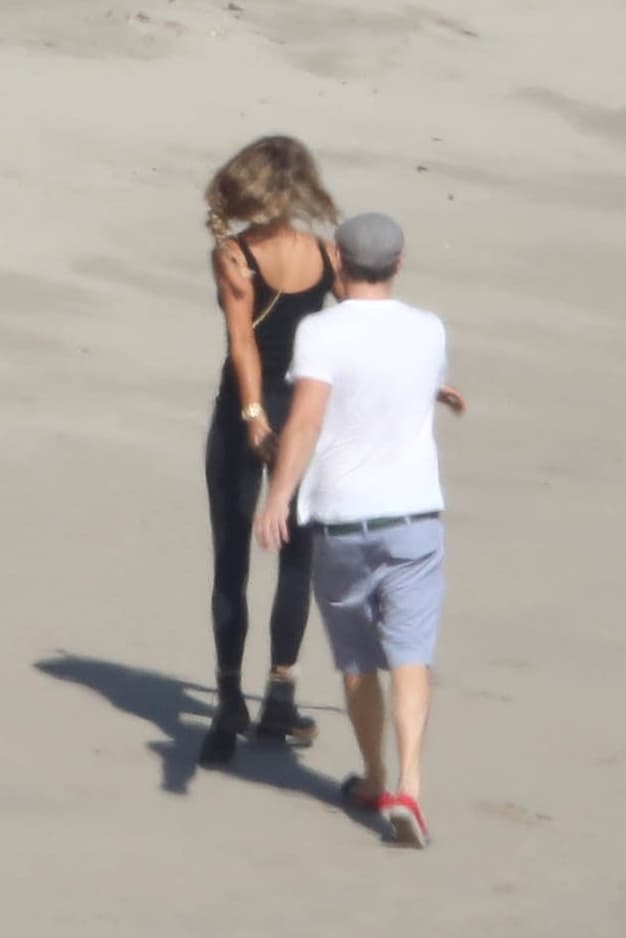 El actor y la modelo visitaron varias propiedades a la orilla del mar.