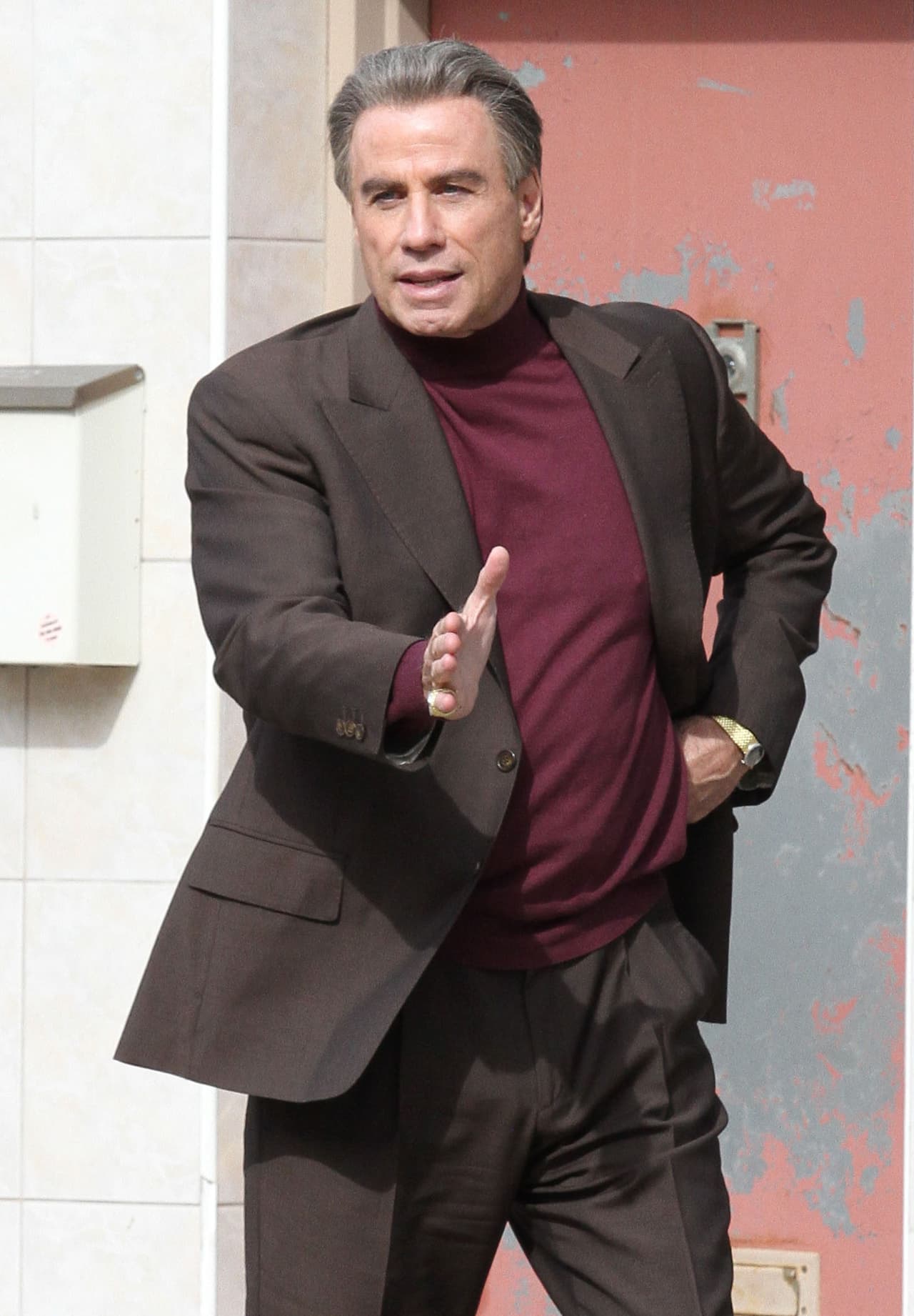 John Travolta, de 63 años de edad, y quien interpretó a 'Danny Zuko' sigue activo en su carrera como actor, con participaciones especiales o personajes más sedentarios. Lo que sí dejó de lado completamente fue su carrera como cantante.