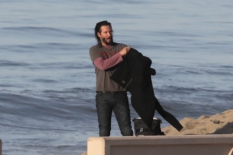 Luego del frío chapuzón, Keanu Reeves se cubrió bien.