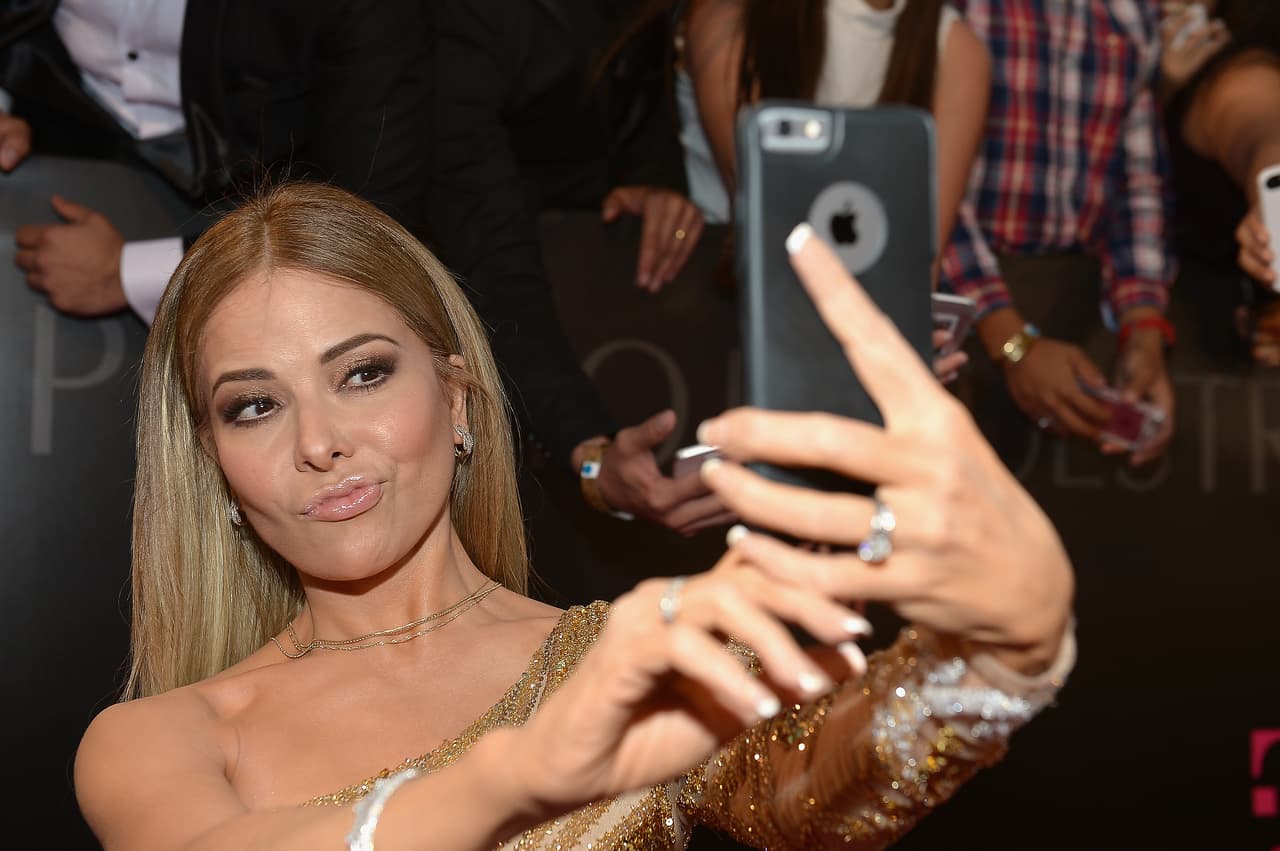 Gloria Trevi se veía espectacular y aprovechó para tomarse selfies con sus seguidores.