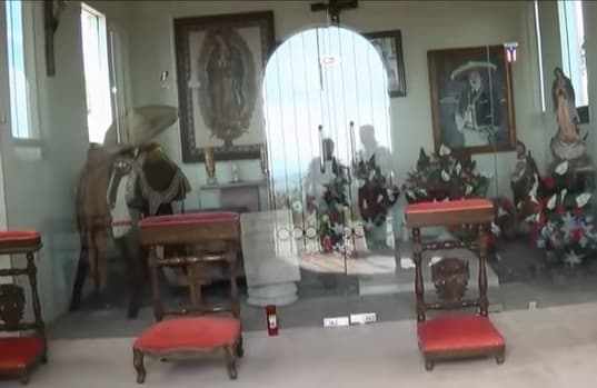 A pesar de que el mausoleo es pequeño, los visitantes aprecian fotos, trajes, sombreros y fotos del querido 'Charro de México'.