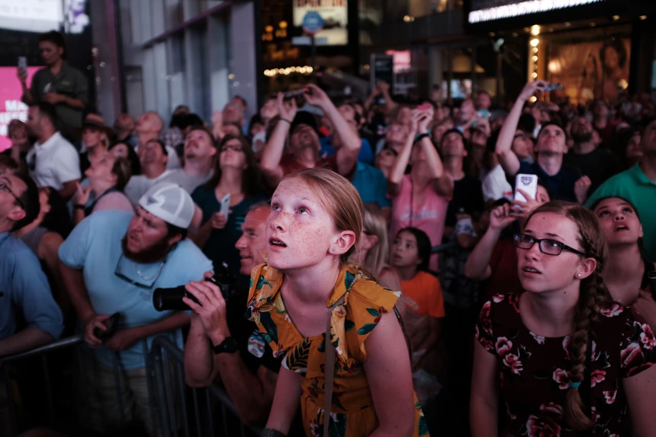 Decenas de espectadores se congregaron en la plaza del Times Square de Nueva York para ver la hazaña de los hermanos Wallenda. Durante los aproximadamente 36 minutos que los acróbatas tardaron en completar el emocionante reto de Nik, quien en 2012 atravesó las Cataratas del Niágara en un cable, y el desfiladero del Río Colorado cerca del Gran Cañón un año después.