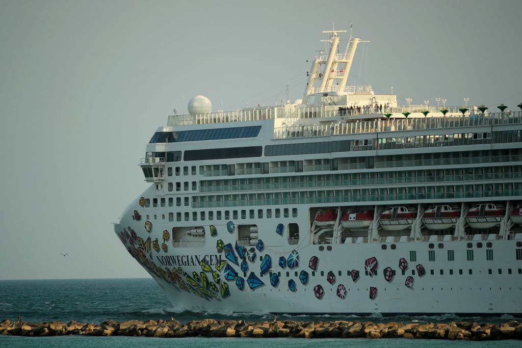 Por el momento, Royal Caribbean será la primera en retomar los viajes y a partir del próximo mes de mayo ofrecerá en su nuevo barco 'Odyssey of the Seas', cruceros desde Israel a las islas griegas y Chipre, con pasajeros y tripulación completamente vacunados.
