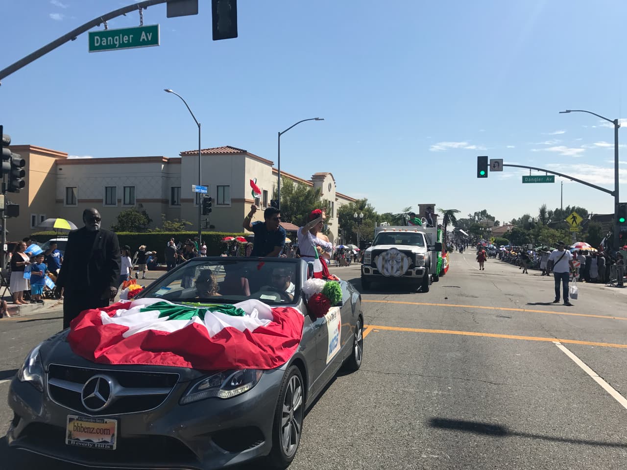 Erika Reyna acompañó a otros locutores y talentos de Univision durante una caravana para celebrar las 'Fiestas Patrias' en el sur de California.