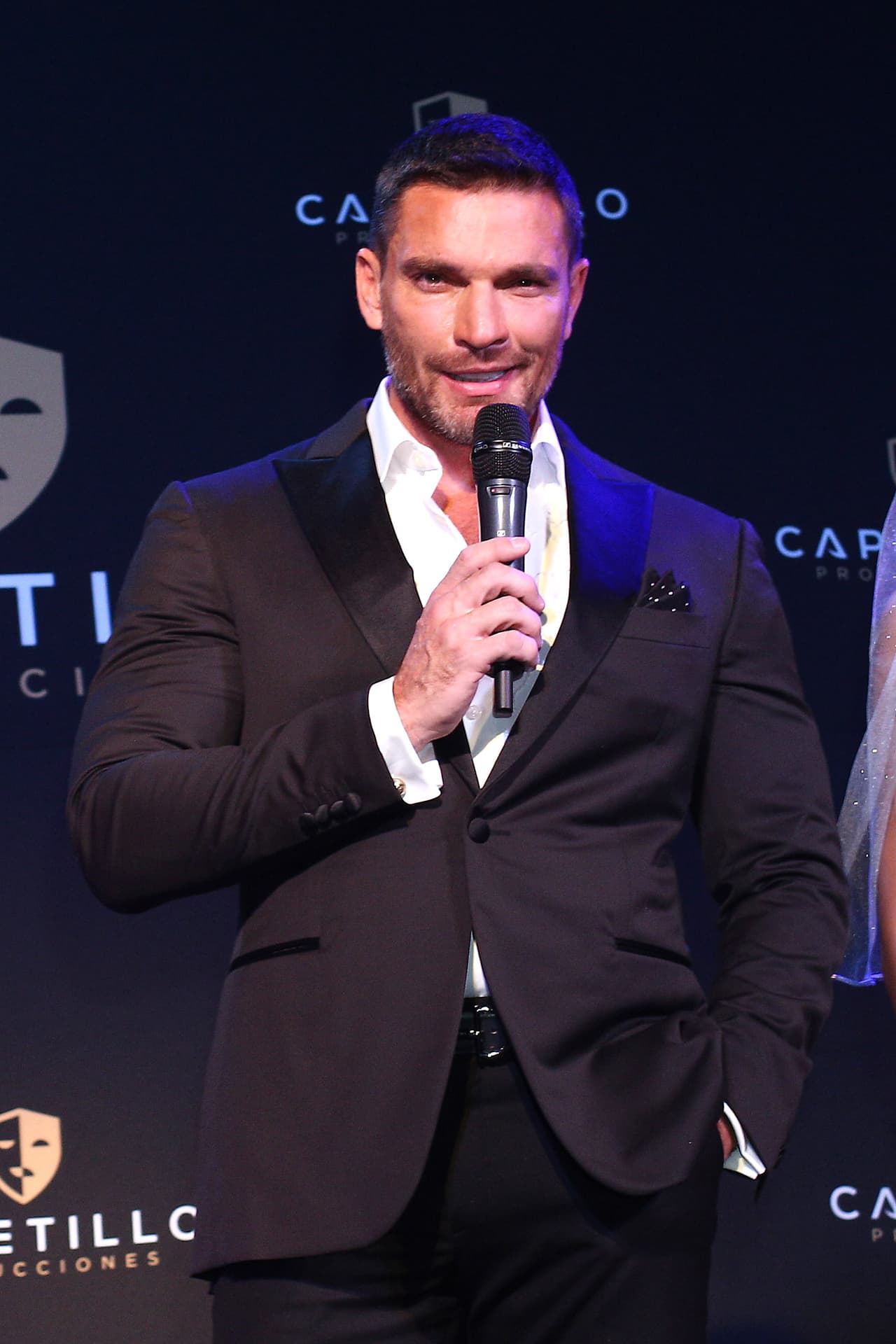 Sin embargo, se trató de una broma del actor para anunciar su nueva obra de teatro llamada ‘¿Y si me caso?’, la cual se estrenará el mismo día de su supuesta boda, el 14 de septiembre.