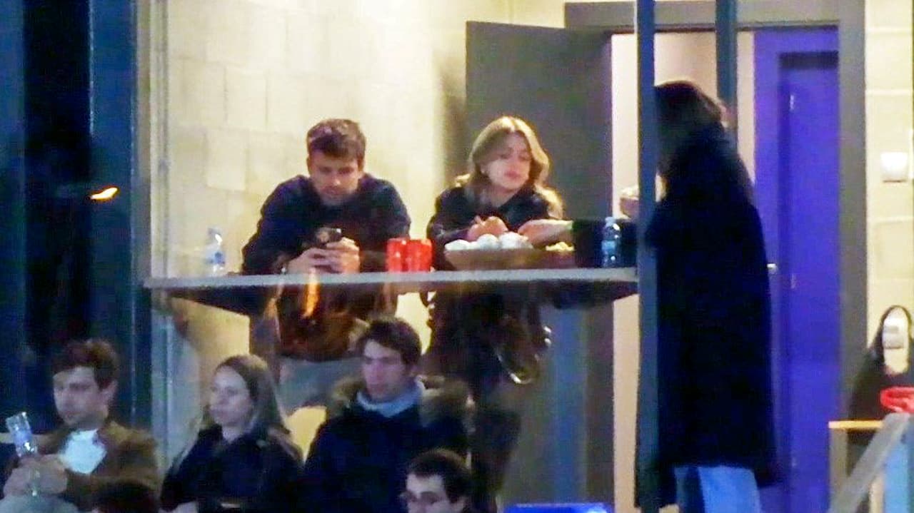 <b><a href="https://www.univision.com/famosos/pique-shakira-captan-clara-chia-apasionados-looks" target="_blank">Piqué y Clara Chía estaban en un palco</a></b> del estadio mientras que otros de sus amigos en las gradas generales, según la crónica de la agencia Europa Press. 
<br>