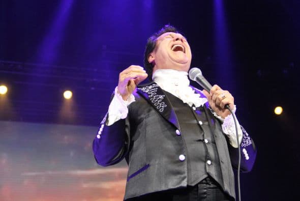 El Divo de Juárez, Juan Gabriel, hizo retumbar Phoenix con su música, su voz y sus bailes, enloqueciendo a miles de fans que llenaron el US Airways Center. Con un "¡Viva México!", Juanga arrancó su gira de conciertos del tour "Volver" ante un auditorio repleto que respondió con la misma pasión. Este ícono mexicano deleitó al público con sus grandes éxitos como "Querida", "El Noa Noa", "Inocente pobre amigo," y "Amor Eterno" entre muchos otros. El cantante se entregó por entero a sus seguidores, quienes cantaron, bailaron, lloraron y hasta aprovecharon para tomarse una selfie en un espectáculo que fue divertido y emotivo a la vez.