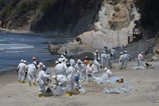 Trabajadores limpian una de las playas afectadas por el derrame de petróleo en Santa Bárbara.
