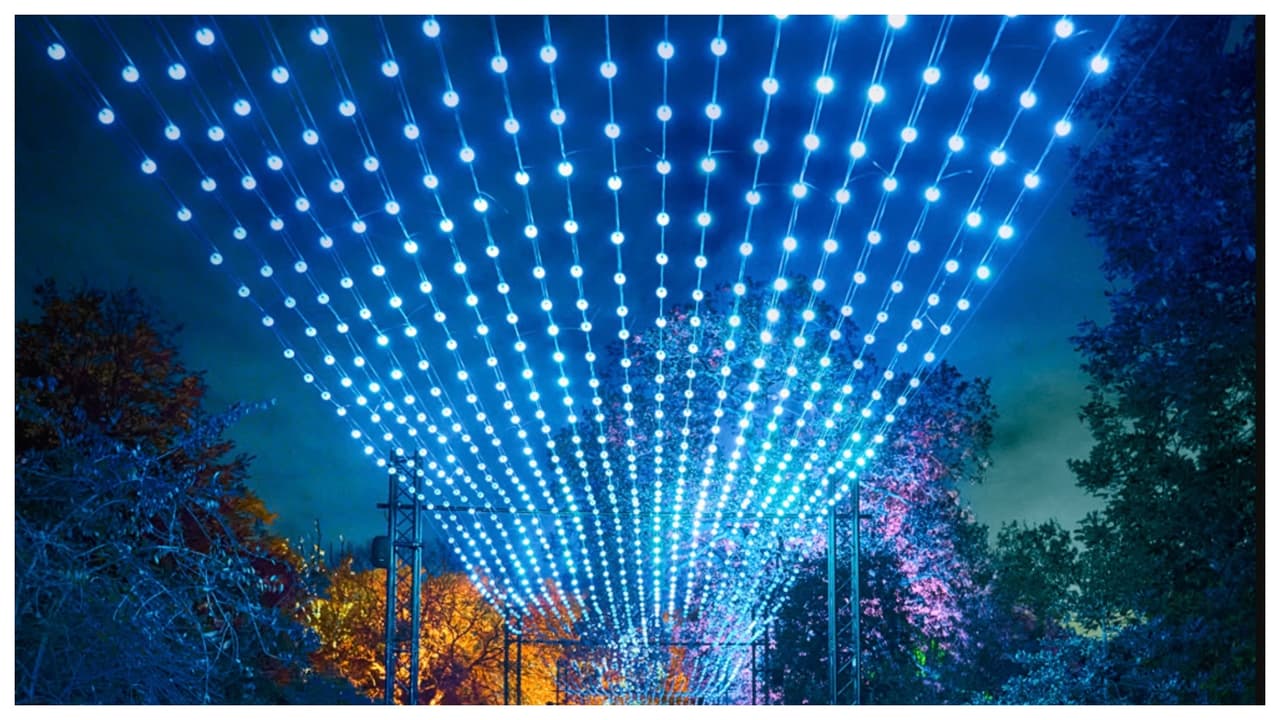 El jardín cuenta con hermosas presentaciones como un “jardín de fuego”, y una catedral de invierno que cuentan con 
<b>un millón de luces.</b> Los boletos cuestan $40 para adultos, y $20 para niños de 3-12 años.