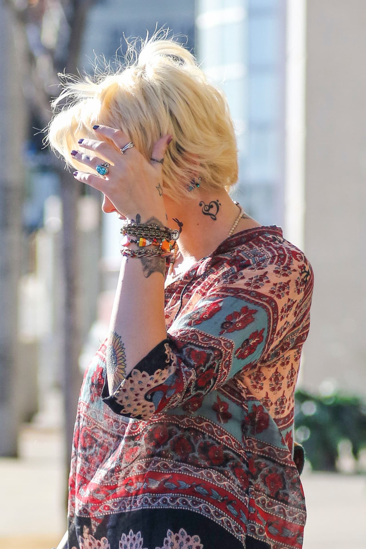 Ese tatuaje en forma del corazón que luce en el cuello no lo tenía antes.