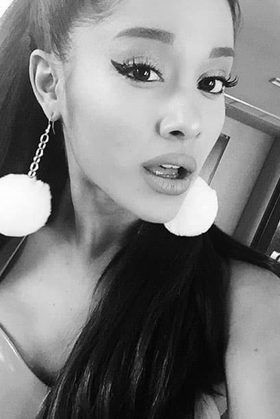 Un look súper cool siempre es necesario y Ariana Grande lo sabe. "Earrings to match my #Ari bottle for launch day".