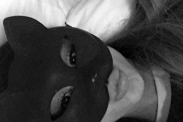 Miauu!! So Cute!! La cantante muestra su lado más coqueto.