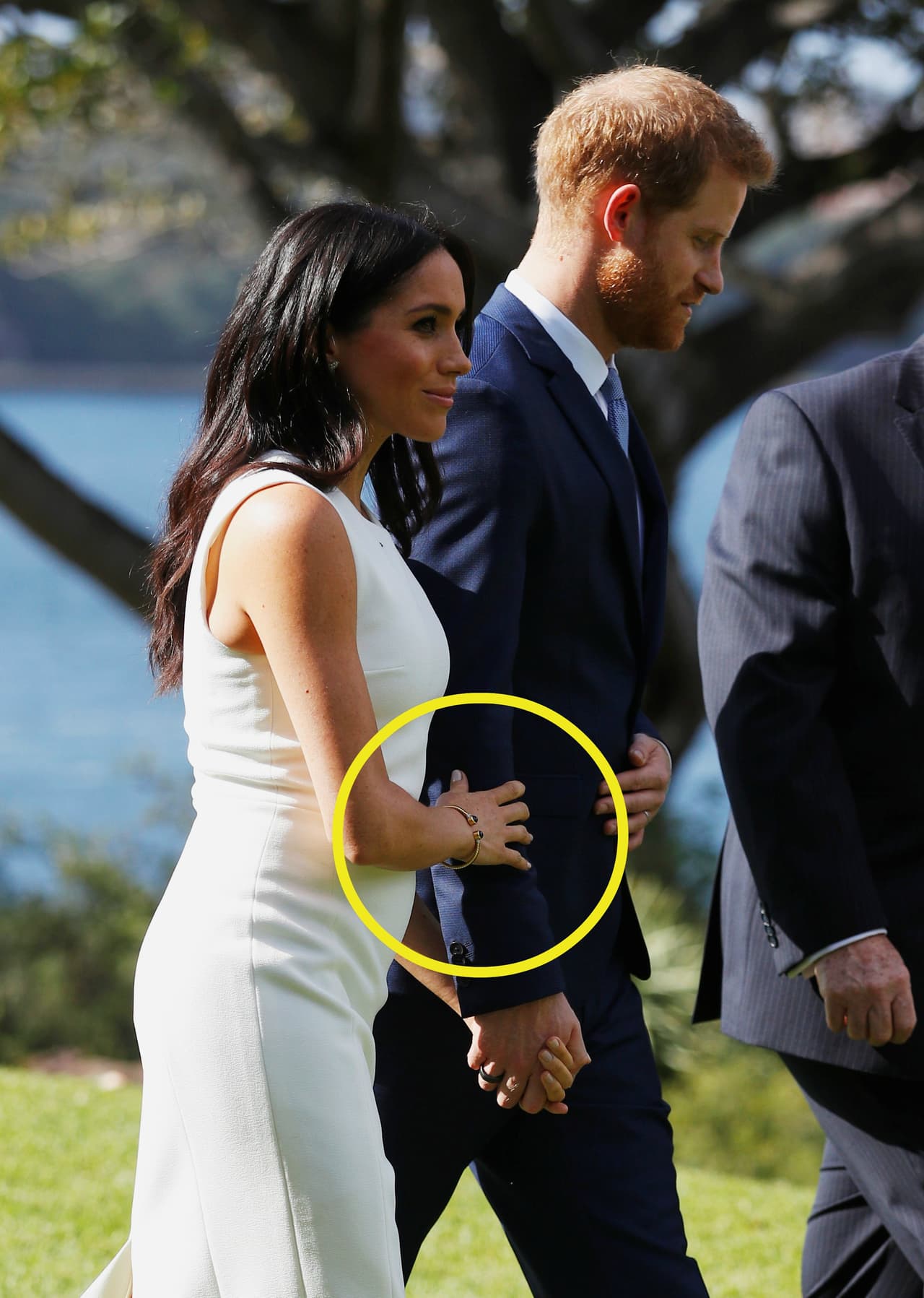 Octubre 16, 2018. Además de tomar de la mano a Harry, Meghan acostumbra tomarlo del brazo con la otra mano.