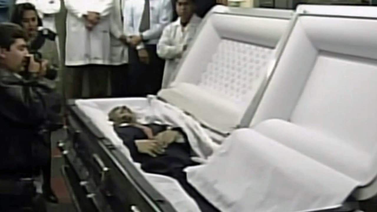 “According to the death certificate, the cause of death was a myocardial infarction. The following day, the body of Flores Montes was transfered to Sinaloa by airplane; by then, the Attorney General’s Office (PGR) had received information about the defunct’s real identity. He was Amado Carrillo, leader of the Juárez Cartel, also known as ‘El Señor de los Cielos’”. These words accompanied the images of his embalmed body.
