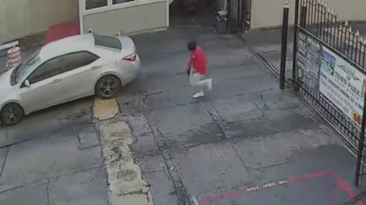 Buscan al sospechoso de asesinar a Carlos Padilla en unos apartamentos de Houston; publican video del ataque