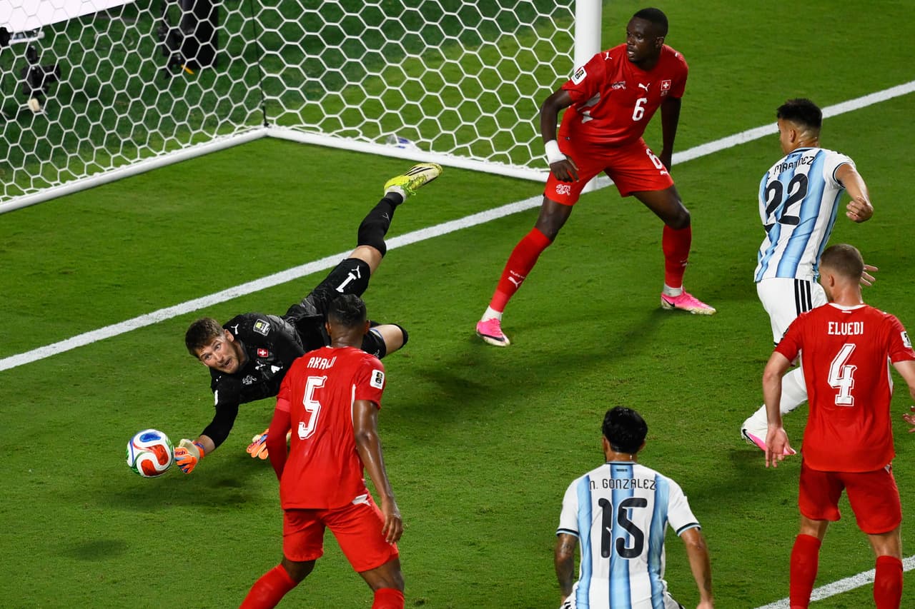 El portero suizo Gregor Kobel (1) realiza una parada contra Argentina durante el partido de cuartos de final de la Copa Mundial de Fútbol en Kansas City, Missouri, el sábado 11 de julio de 2026.