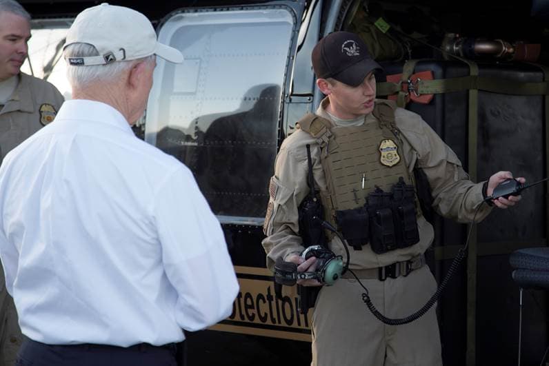 Acompañado por Ron Vitello, Jefe de la Patrulla Fronteriza y otros altos mandos de la agencia migratoria, Jeff Sessions, realizó un recorrido aéreo en uno de los helicópteros de la agencia de CBP Aire y Marina. Conoció el muro fronterizo, las dificultades del terreno y algunos puntos de ingresó de contrabando.