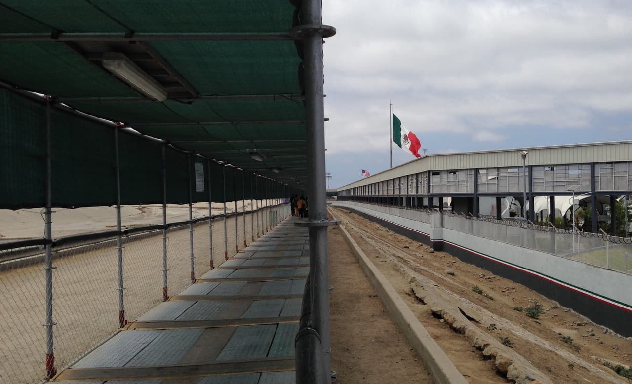 A la derecha la obra permanente en construcción.