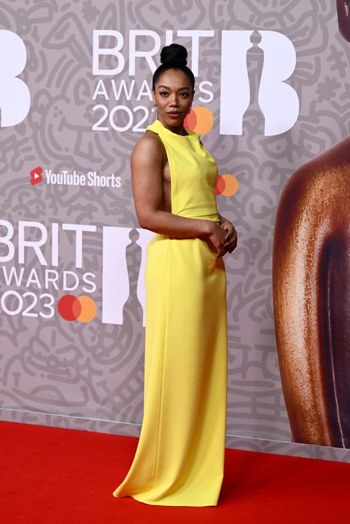 La actriz 
<b>Naomi Ackie</b> fue otra de las famosas que optó por el color amarillo.