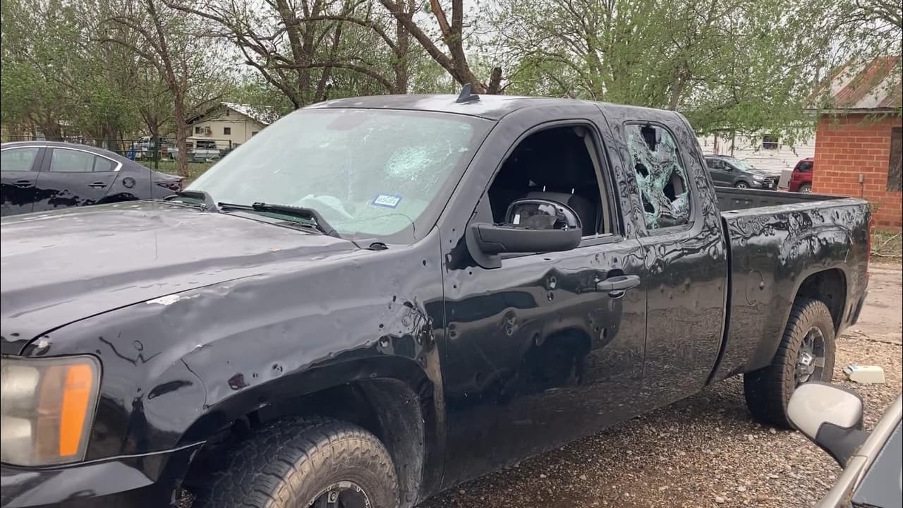 Durante una 
<a href="https://www.univision.com/local/san-antonio-kwex/como-debo-prepararme-para-el-tiempo-severo-en-texas">tormenta severa</a>, pueden caer del cielo pedazos de hielo más pequeños que un guisante o, menos frecuente, más grandes que una pelota de béisbol, a una velocidad de muchas millas por hora.