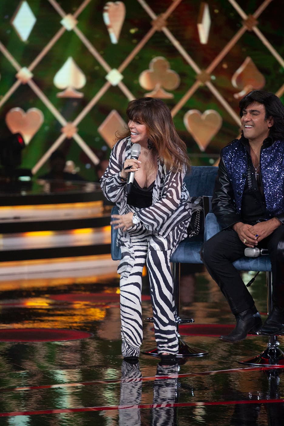 Aparentemente, el bolso en la silla también le incomodó, así que volvió acambiarlo de lugar. Esta vez entre ella y Albertano, pero en su asiento.