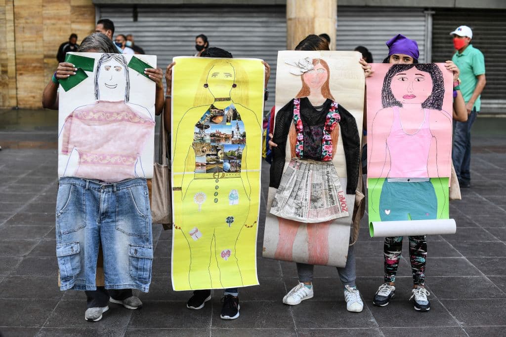 Activistas desplegaron unos 
<b>retratos feministas</b> durante la manifestación contra la violencia contra las mujeres, en Caracas, Venezuela.