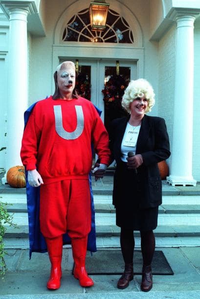 El ex vicepresidente Al Gore junto a esposa Tipper en el Día de Halloween del 31 de octubre de 1999 en la Casa Blanca. Gore y su entonces esposa se disfrazaron de Underdog y Polly Purebred , personajes de una destacada serie de dibujos animados de 1960.  