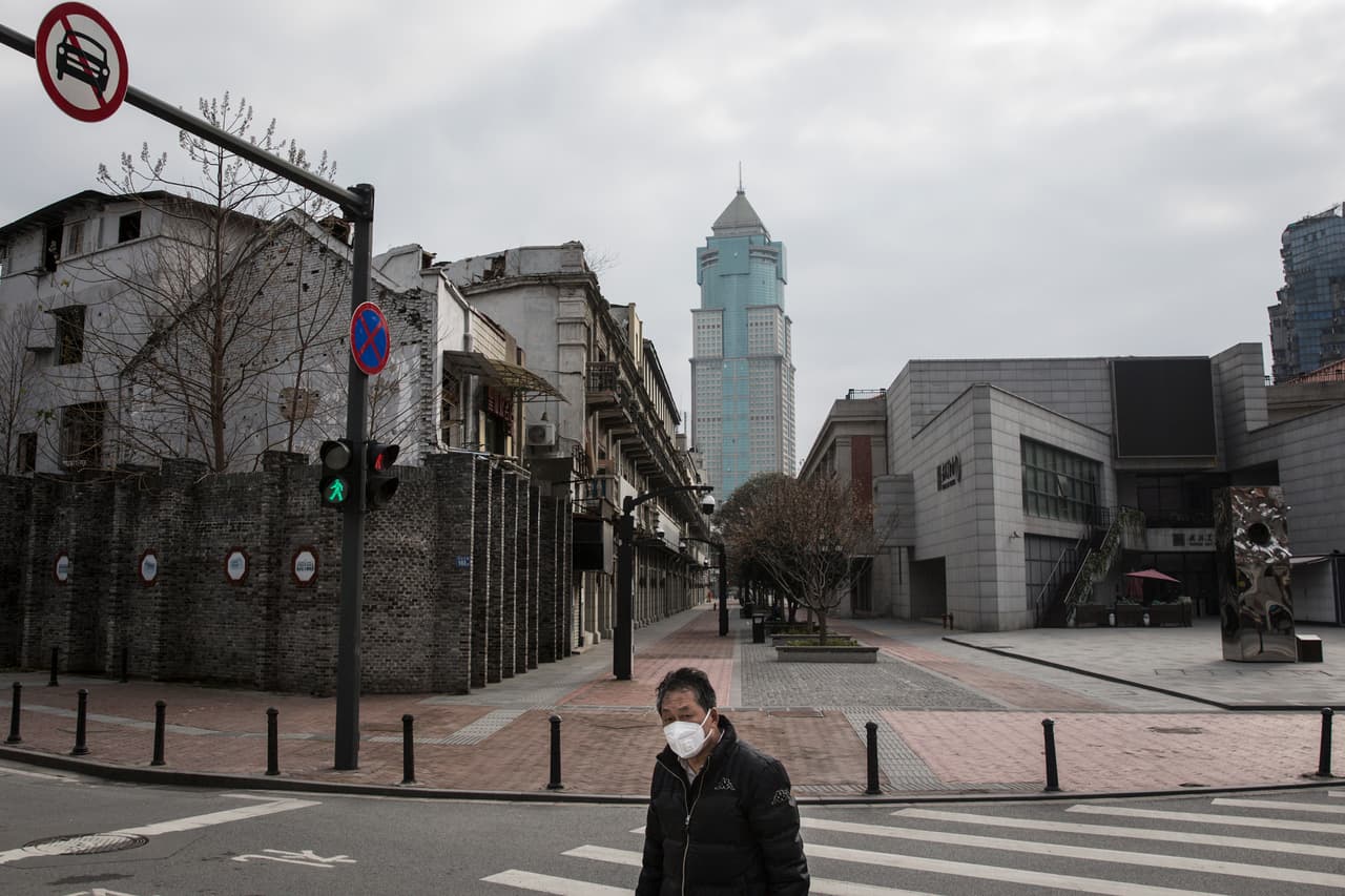 Wuhan se parece a una 'ciudad fantasma', mientras muchos de sus residentes intentan llevar adelante una vida normal. Calles desiertas, en fotos se ve algún que otro transeúnte en calles que suelen ser un mar de gente.