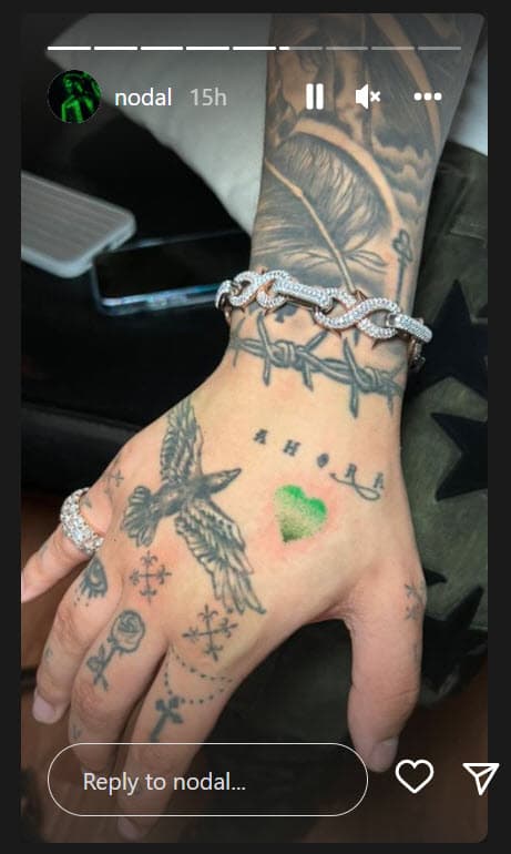 Al cantante 
<b>le hizo un corazón sobre una de las manos. </b>Pero no queda claro si el arco y el 4 aún está en una de sus extremidades.