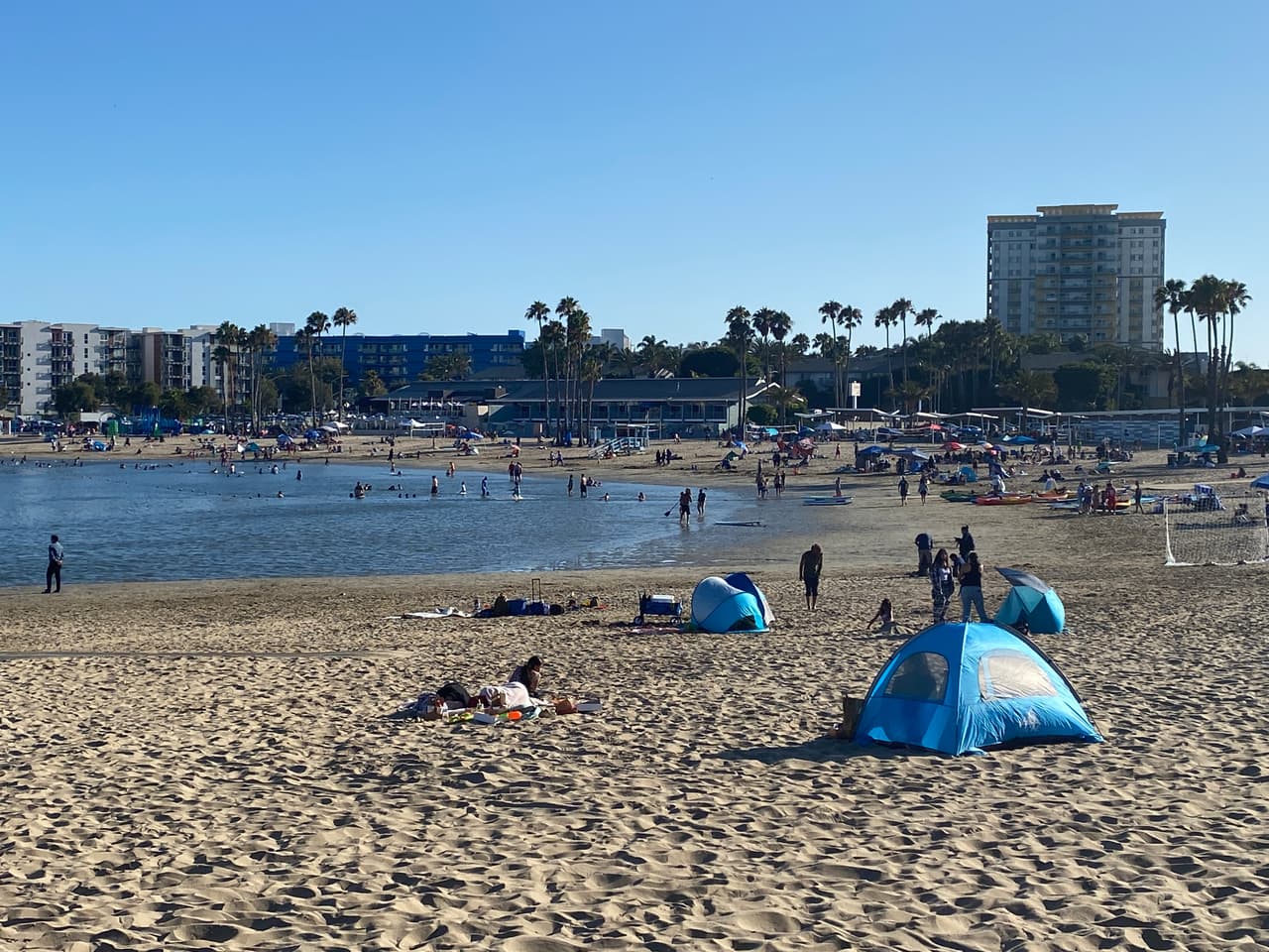 <b>Mother Beach</b>
<br>Locación Marina del Rey: Según la alerta, en esta playa se colectan muestras de bacterias todos los lunes del año. En el último análisis, la cantidad de bacterias excede los estándares de salud del estado de California.