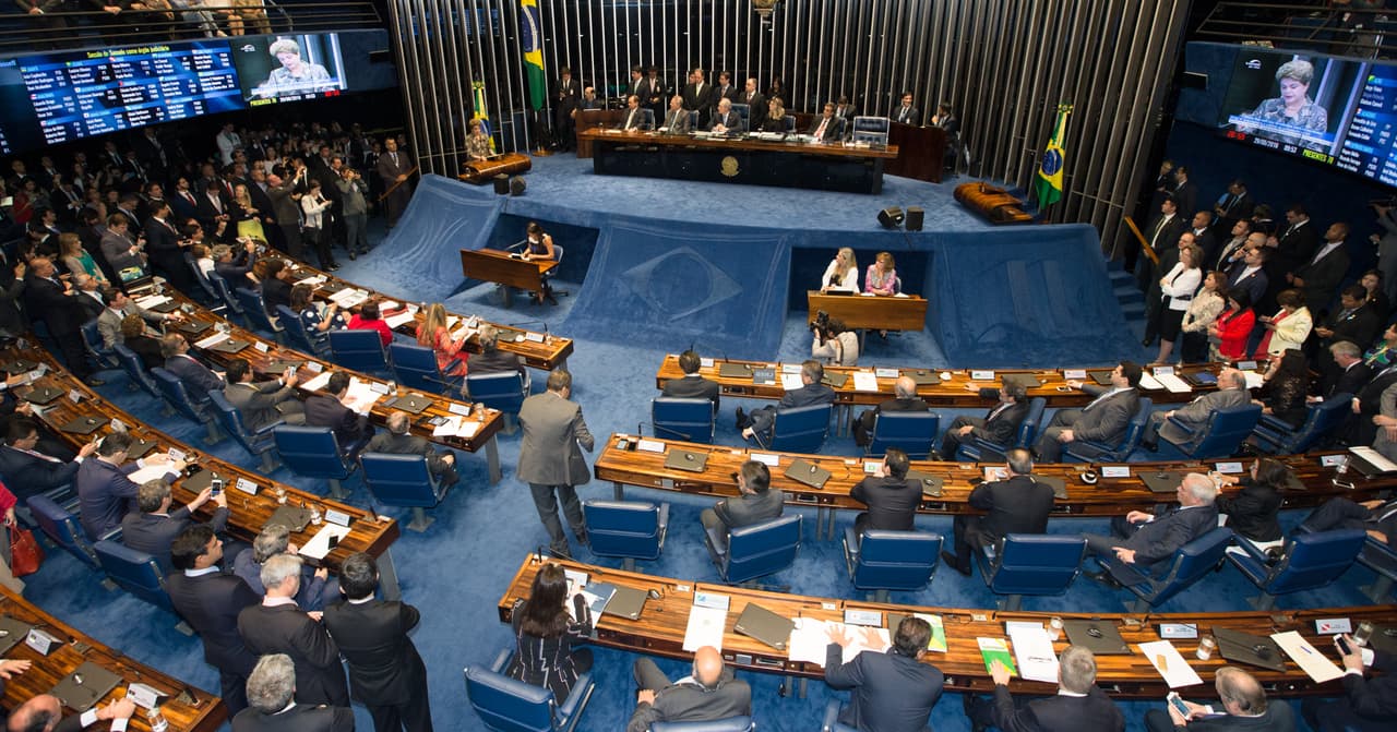 Rousseff apoyó su discurso en la legitimidad de su mandato conseguido en las urnas, la ausencia de pruebas para destituirla y el riesgo de pérdida de los avances sociales logrados en los últimos años.
<br>