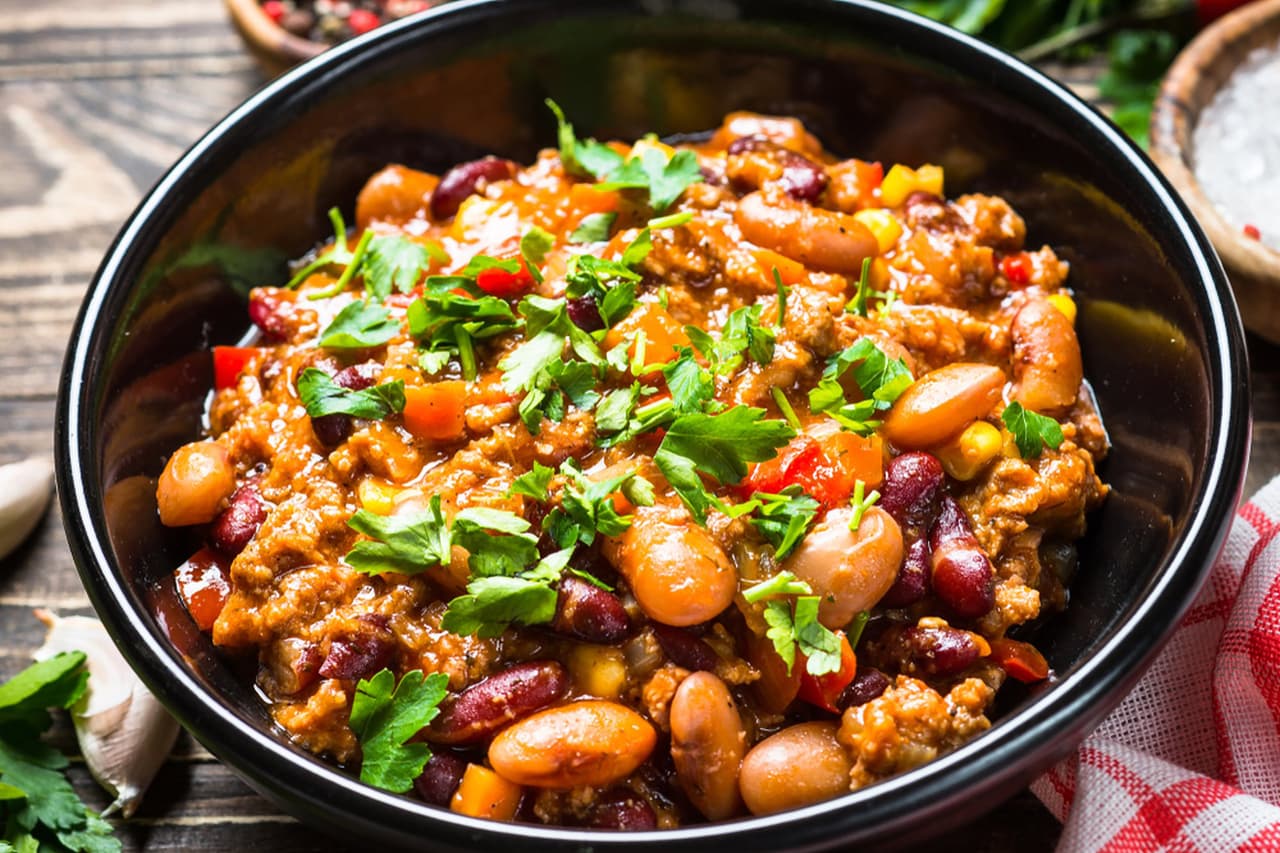 <b>Chili con carne.</b> Este platillo de carne molida y frijoles fue inventado en Texas y no es parte de la inmensa y variada carta culinaria mexicana. 
<br>
<br>Una teoría señala que pudo haber sido una idea de los cocineros inmigrantes que trabajaban en los ranchos de ganado y otra sugiere que fue diseñado como una forma barata y abundante de alimentar a los prisioneros en las cárceles. 
<br>
<br>Se conoció fuera de Texas por primera vez cuando este estado instaló un puesto de chili en la Exposición Mundial de Columbia en Chicago, en 1893.
<br>