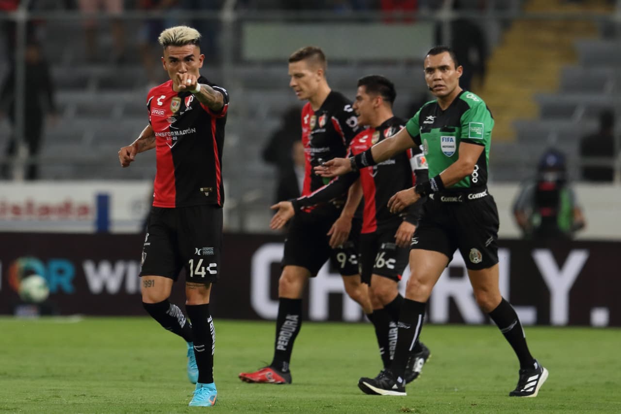 Luego de media hora sin emociones, Luis Reyes despertó al Jalisco al abrir a la banda y rematar el centro con la frente para el 1-0 de Atlas.