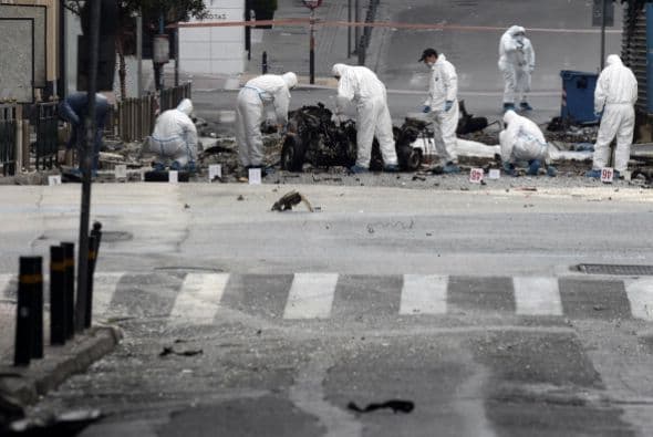 Cuando cuatro personas abrieron fuego y dispararon unos 60 tiros contra la residencia del embajador alemán en Atenas, sin causar víctimas.