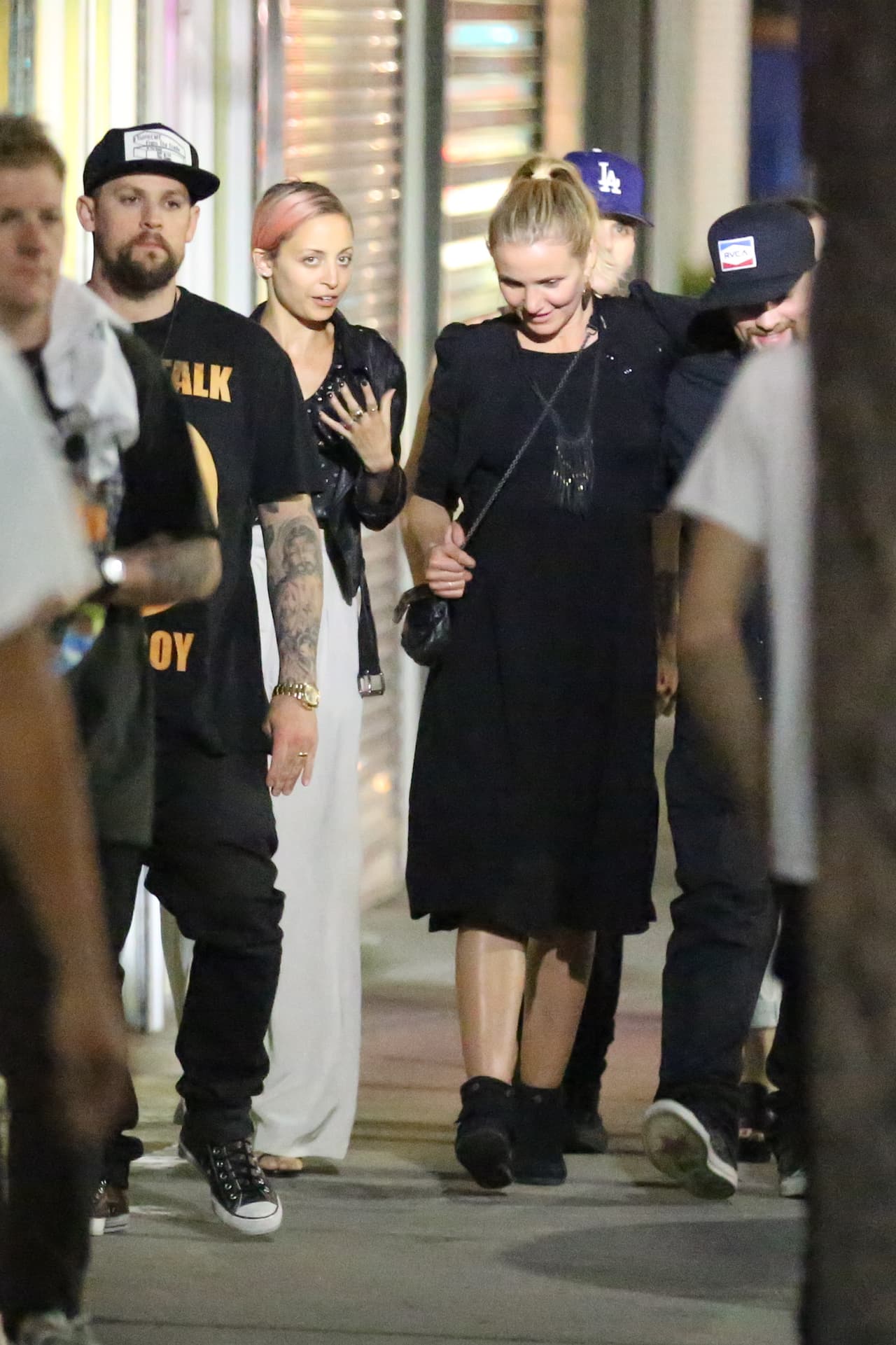 Las dos amigas salieron a cenar con sus esposos, los gemelos Joel y Benji Madden.