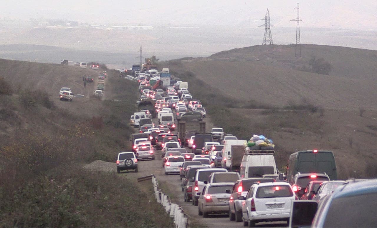 Asaltan con pistola a decenas de automovilistas que quedaron varados durante embotellamiento