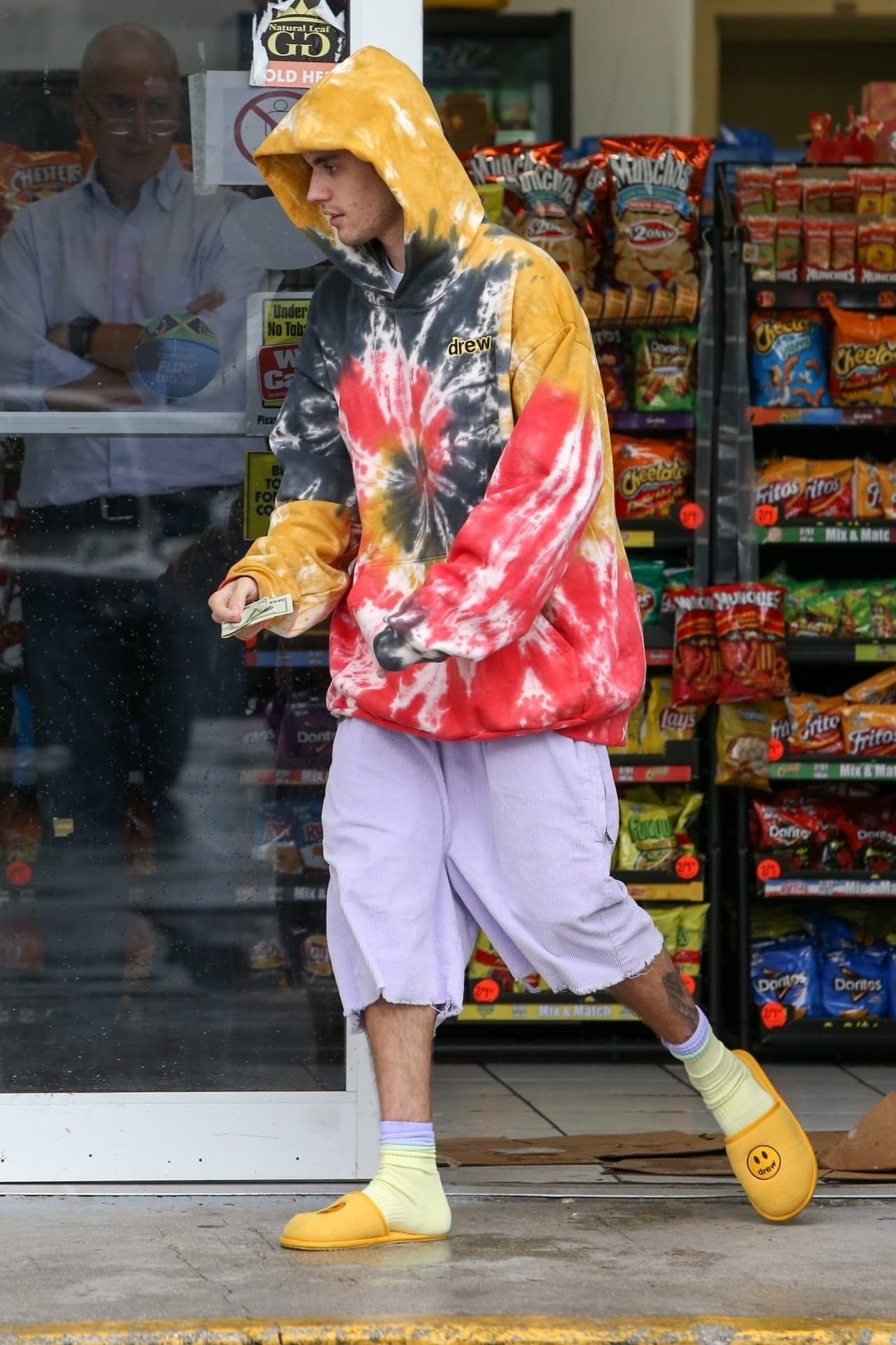 Al salir de la tienda, el cantante de 25 años se dirigió a donde estaba el desamparado.