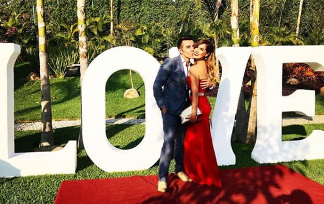 Desde que 
<b><a href="https://www.univision.com/programas/novelas/adrian-uribe-es-todo-un-casanova-ellas-han-sido-sus-guapas-novias-fotos">Adrián Uribe confirmó su noviazgo con Jackie Souza</a></b> el pasado mes de diciembre, la pareja no deja de 'destilar amor' en las redes sociales.