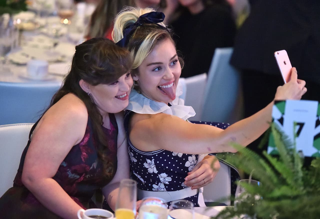 Junto a Miley estaba sentada la actriz Jamie Brewer, a quien recordamos por la serie 'American Horror Story'.