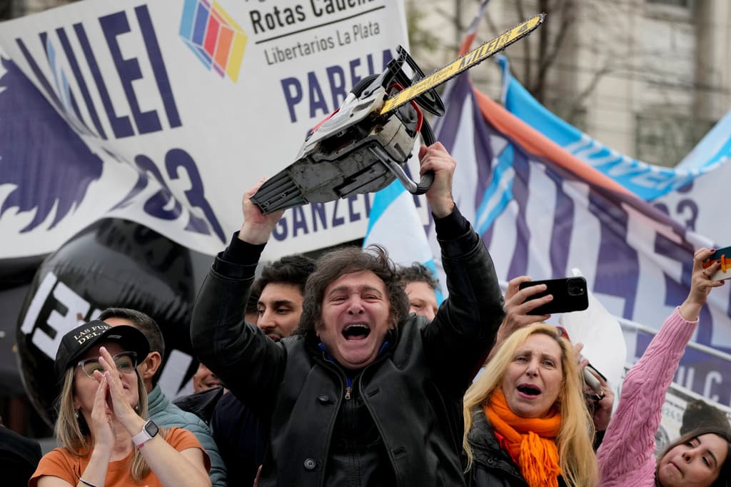Javier Milei, candidato presidencial de la coalición "Libertad Avanza", blande una motosierra durante un mitin en La Plata, Argentina, el 12 de septiembre de 2023.