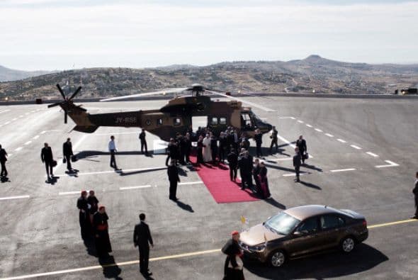 Una comitiva ya se encontraba en espera del pontífice.