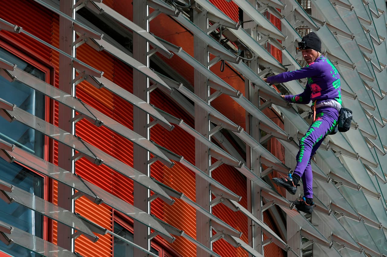 "Hoy en día, lo que es más contagioso no es el coronavirus, es el miedo. Hay probablemente 3,000 millones de individuos asustados por esta enfermedad que, al fin y al cabo, no podemos controlar", dijo a la AFP Robert antes de comenzar su escalada. "Hay una cierta analogía entre esto que hago, escalar sin cuerda, lo que puede provocar un cierto miedo. Y lo mismo pasa con el coronavirus. Pues, conmigo, podemos hablar un poco de miedo controlado, domesticado", dijo el escalador.