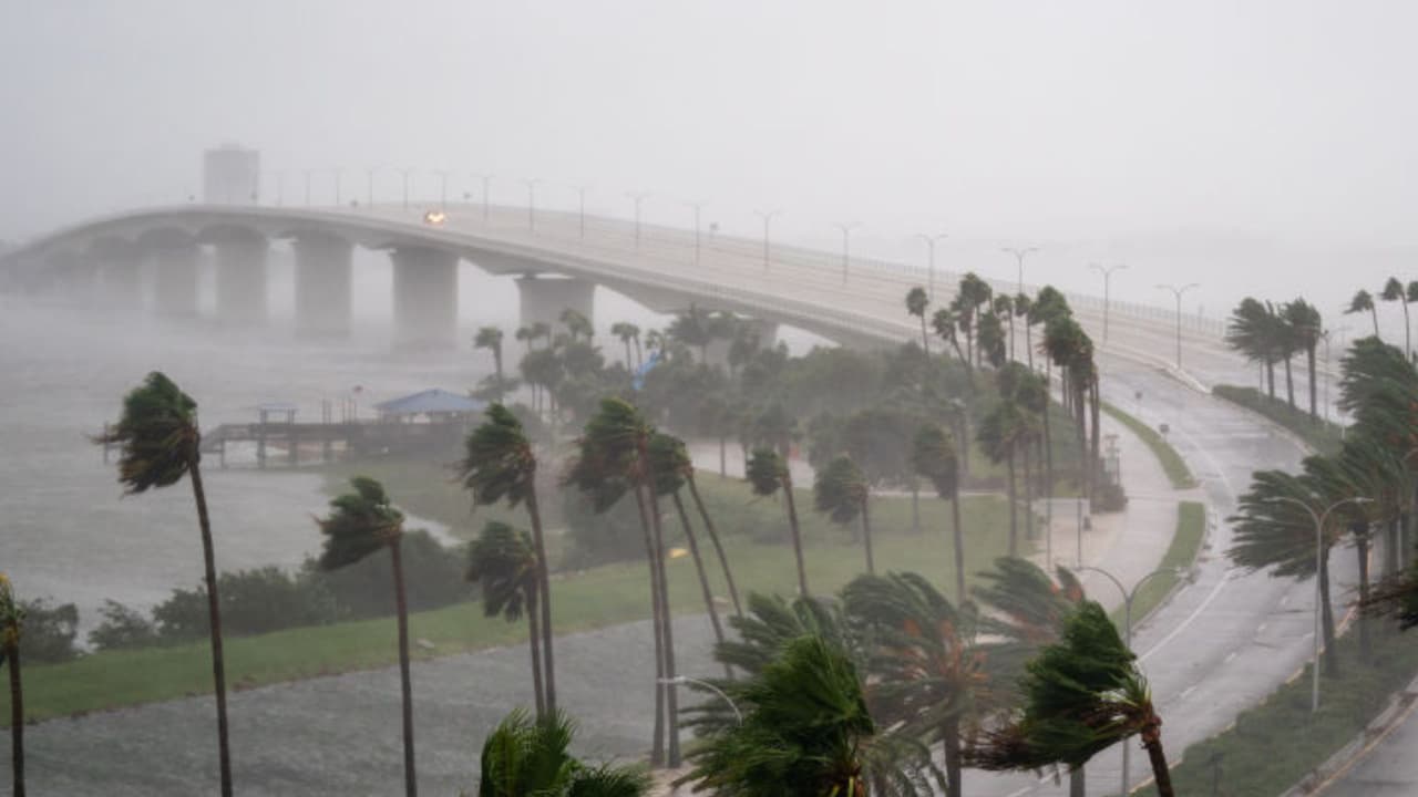 A las 5:00 p.m. del miércoles 9 de octubre, las lluvias vinculadas al huracán Milton, así como bandas de fuertes vientos, comenzaban a afectar Florida. Previamente, hubo reportes de tornados mientras el fenómeno, como huracán de categoría 3, cruza el estado de oeste a este.