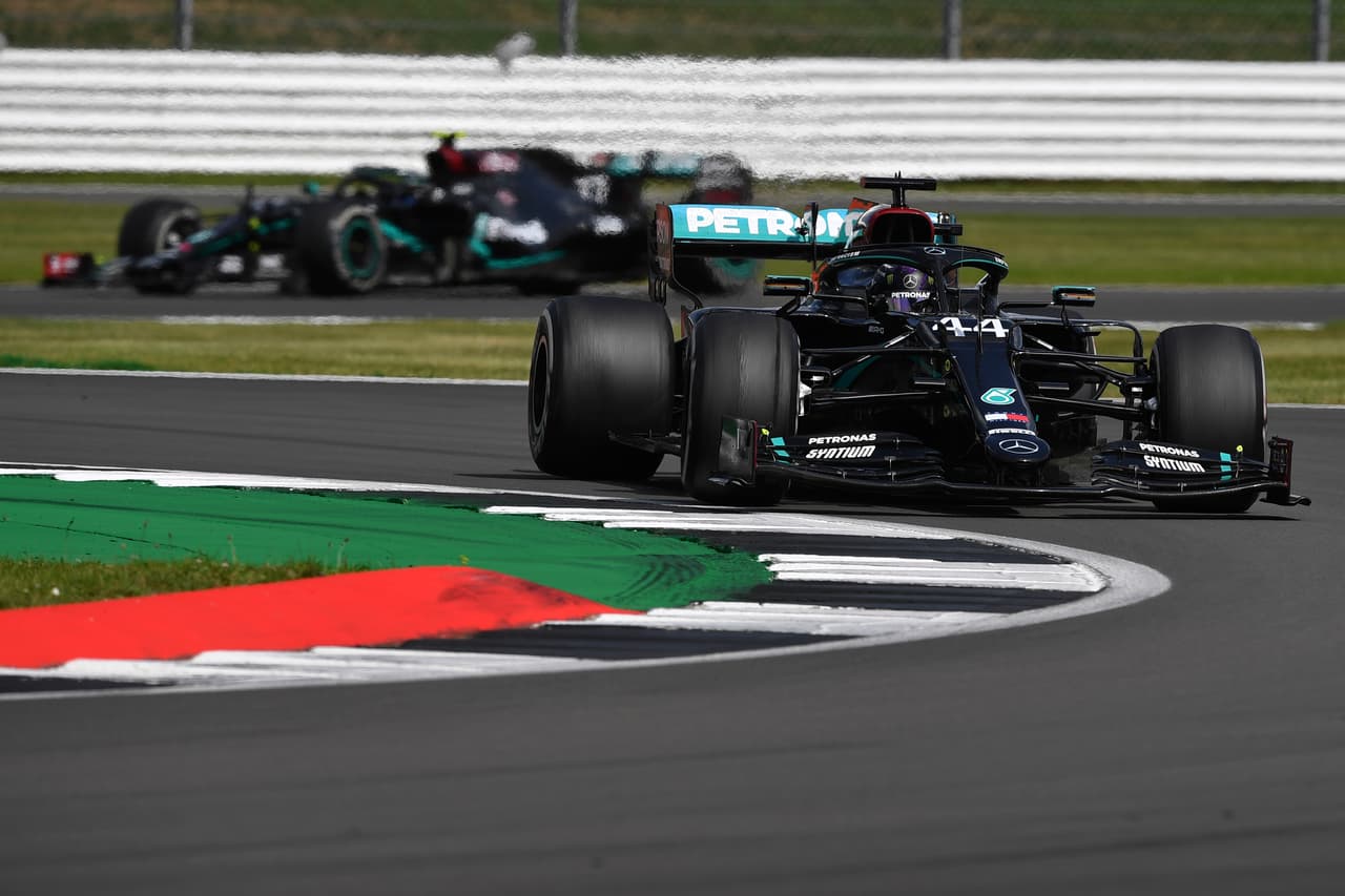 Lewis Hamilton consiguió el primer sitio en el Circuito de Silverstone. Verstappen y Leclerc completaron el podio. Ricciardo y Norris llegaron en cuarto y quito, respectivamente. Stroll, compañero de Checo Pérez, terminó en el noveno puesto. El próximo fin de semana se correrá la carrera del septuagésimo aniversario.