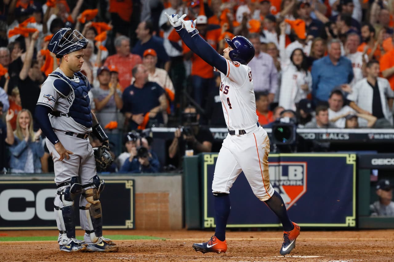 Carlos Correa conectó un jonrón en la décima primera entrada para superar 3-2 a los Yankees. El partido duró cerca de 5 horas y acabó con victoria para los Astros.