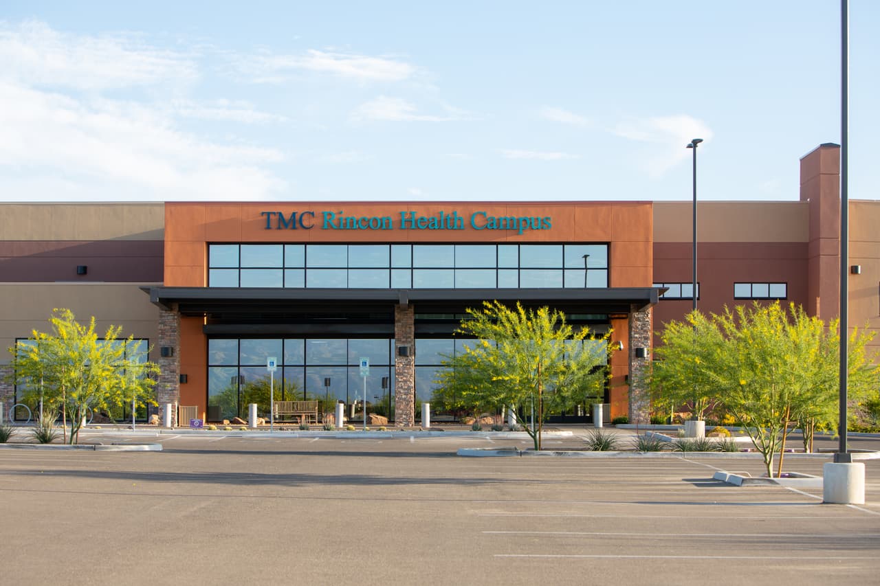 El hospital se construirá en tres fases. La primera fase ya está completa; un edificio de consultorios médicos con atención primaria, diagnóstico por imágenes y atención de urgencia.
<br>