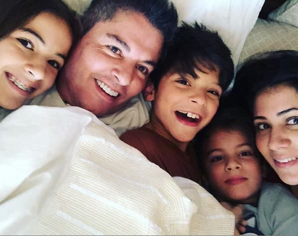 Junto a su esposa, Patricia Rodríguez, 
<b><a href="https://www.univision.com/entretenimiento/celebridades/ernesto-laguardia-no-quiere-que-sus-hijos-sean-actores-y-da-sus-razones-fotos" target="_blank">ya es padre de tres hijos</a></b>: Bárbara, Emiliano y Santiago.