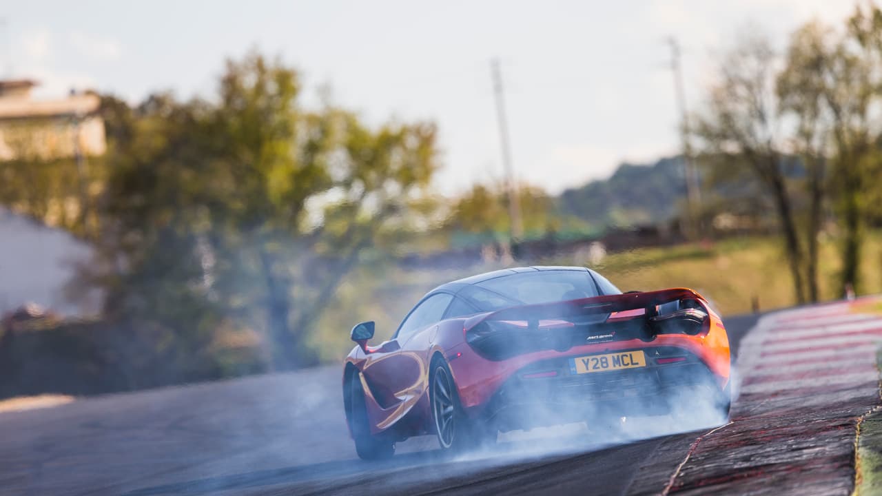 <b>5. <u>McLaren 720S 2018</u>:</b> 212 MPH (339 KM/H)
<br>
<b>Aceleración (0-60MPH)-</b> 2.8 segundos
<br>
<b>Motor-</b> V8, 4.0 Lts.
<br>
<b>Potencia-</b> 710 HP, 568 Lb-Pie
<br>
<b>Peso- </b>3,150 Lbs.
<br>
<b>Precio-</b> $288,475