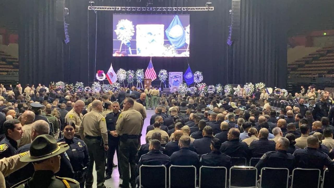 Desde temprano, oficiales de diferentes cuerpos policiacos llegaron a la Arena Selland para despedir al policía caído.