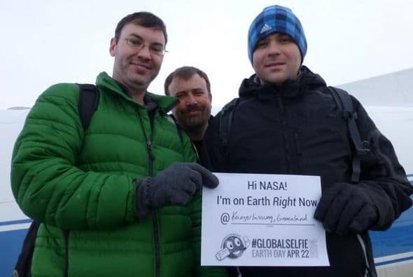 Parte del staff de la NASA compartió muy temprano fotos selfie. #IceBridge outside the P-3 #GlobalSelfie. Fotos tomadas de Twitter